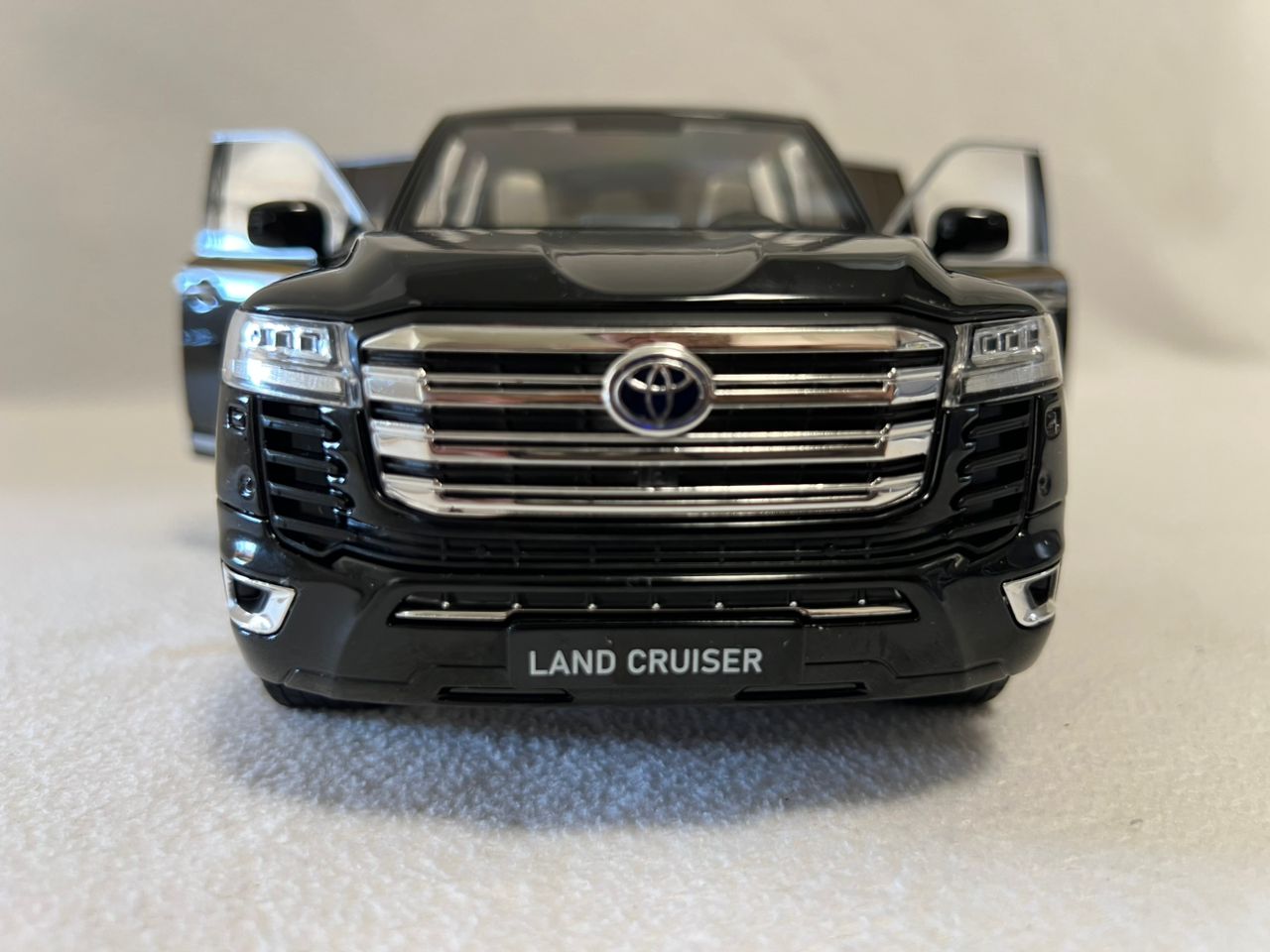 1:18 Toyota Land Cruiser LC300 Diecast SUV Model Car – Alloy Collectible Toy