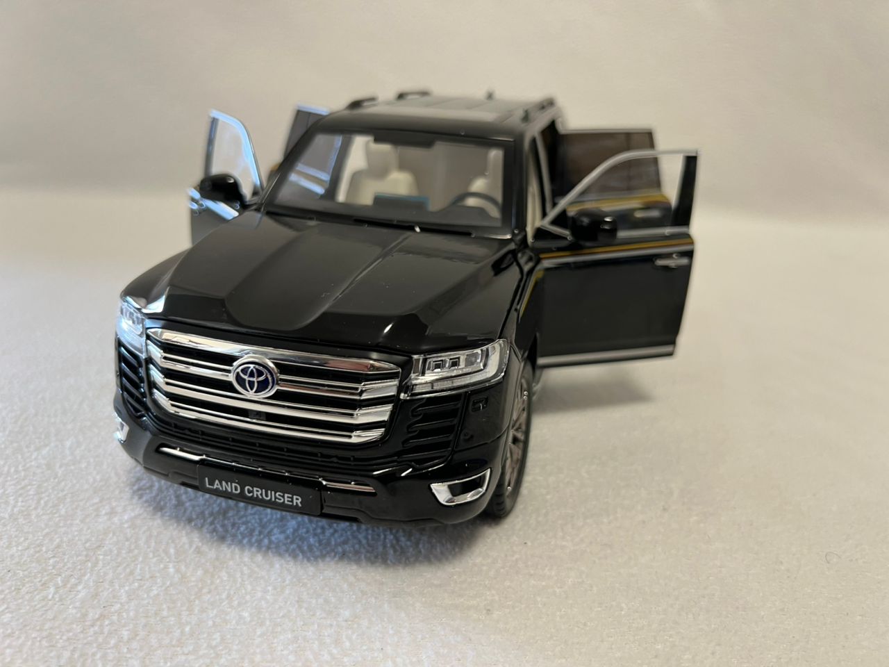 1:18 Toyota Land Cruiser LC300 Diecast SUV Model Car – Alloy Collectible Toy