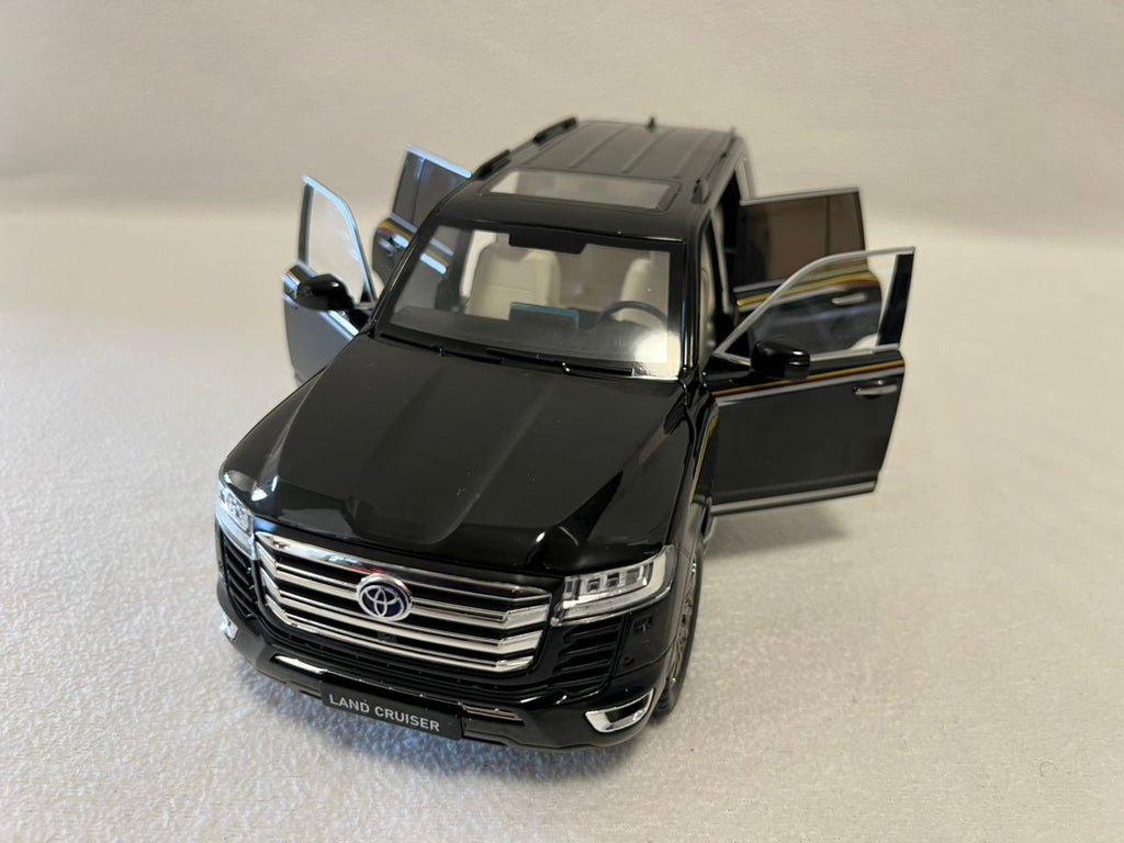 1:18 Toyota Land Cruiser LC300 Diecast SUV Model Car – Alloy Collectible Toy