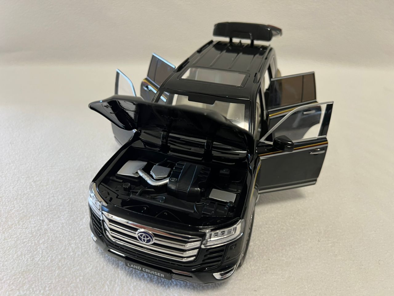 1:18 Toyota Land Cruiser LC300 Diecast SUV Model Car – Alloy Collectible Toy