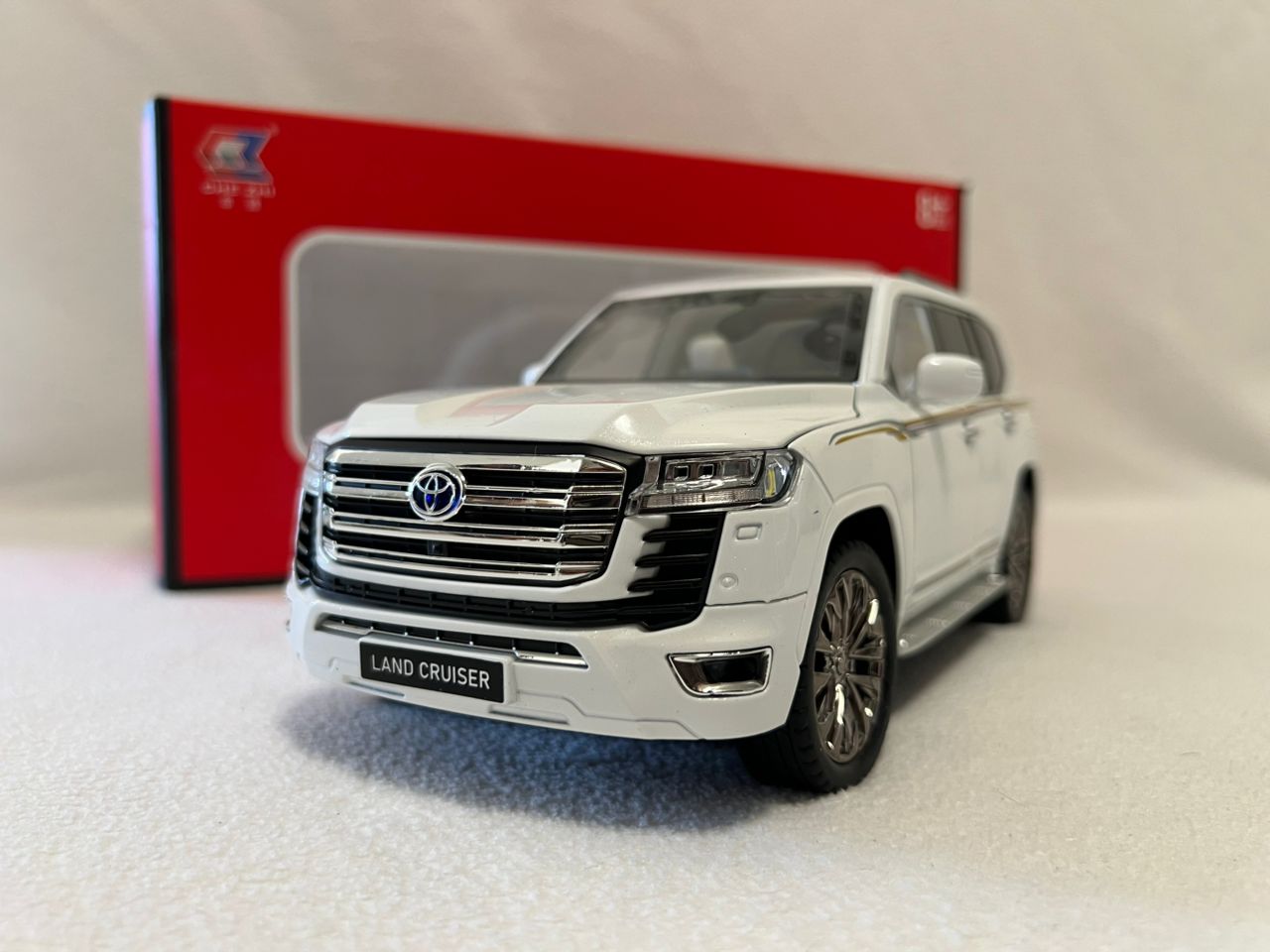 1:18 Toyota Land Cruiser LC300 Diecast SUV Model Car – Alloy Collectible Toy