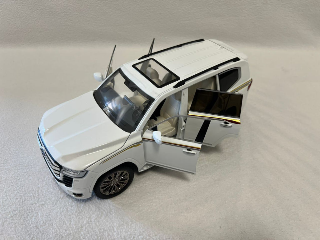 1:18 Toyota Land Cruiser LC300 Diecast SUV Model Car – Alloy Collectible Toy