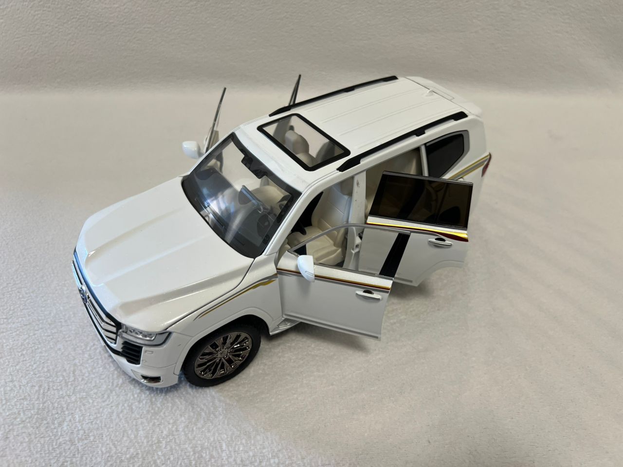 1:18 Toyota Land Cruiser LC300 Diecast SUV Model Car – Alloy Collectible Toy