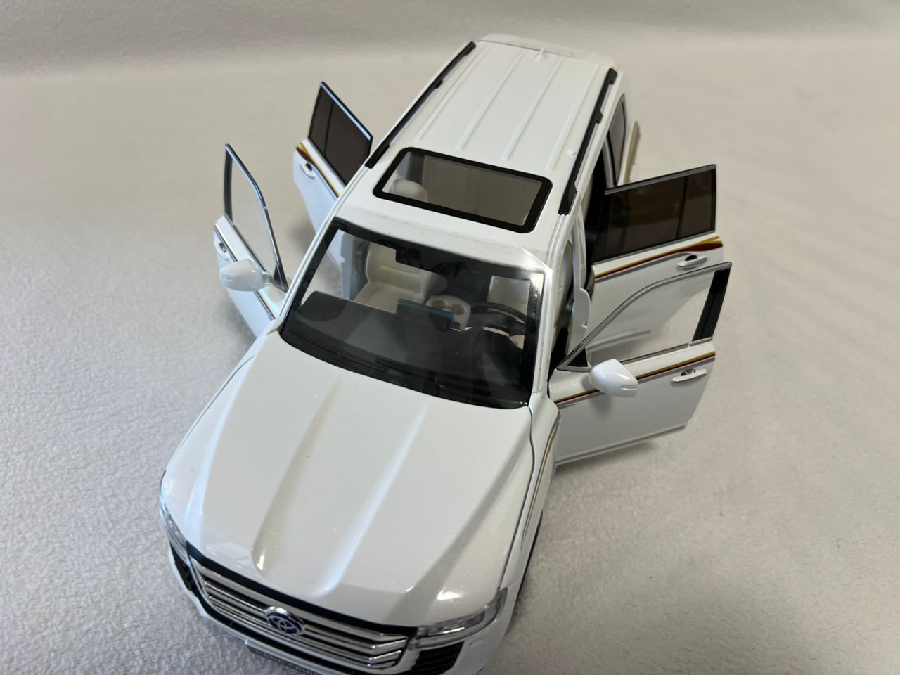 1:18 Toyota Land Cruiser LC300 Diecast SUV Model Car – Alloy Collectible Toy