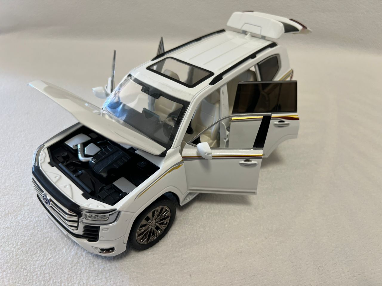 1:18 Toyota Land Cruiser LC300 Diecast SUV Model Car – Alloy Collectible Toy
