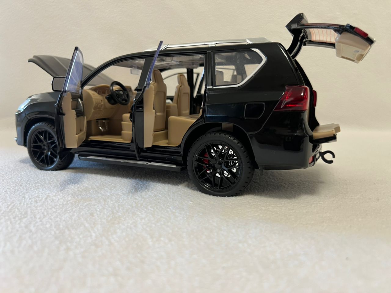 1:18 Lexus LX570 Diecast SUV Model Car – Large Alloy Off-Road Vehicle with Sound & Light