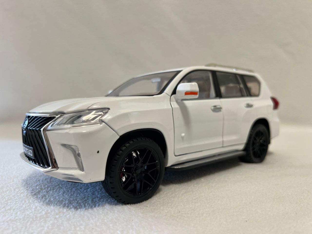 1:18 Lexus LX570 Diecast SUV Model Car – Large Alloy Off-Road Vehicle with Sound & Light