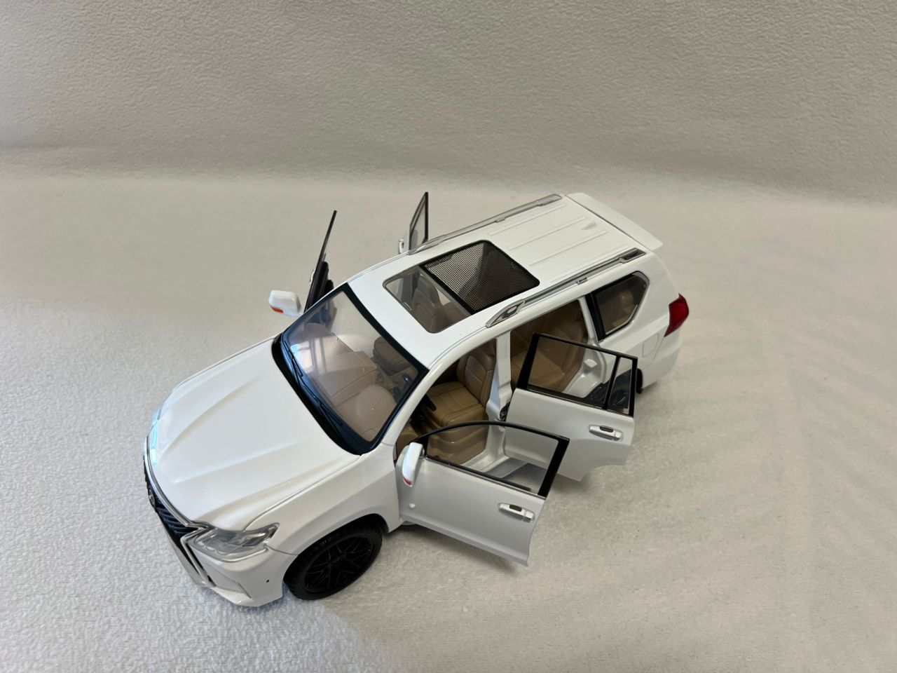 1:18 Lexus LX570 Diecast SUV Model Car – Large Alloy Off-Road Vehicle with Sound & Light