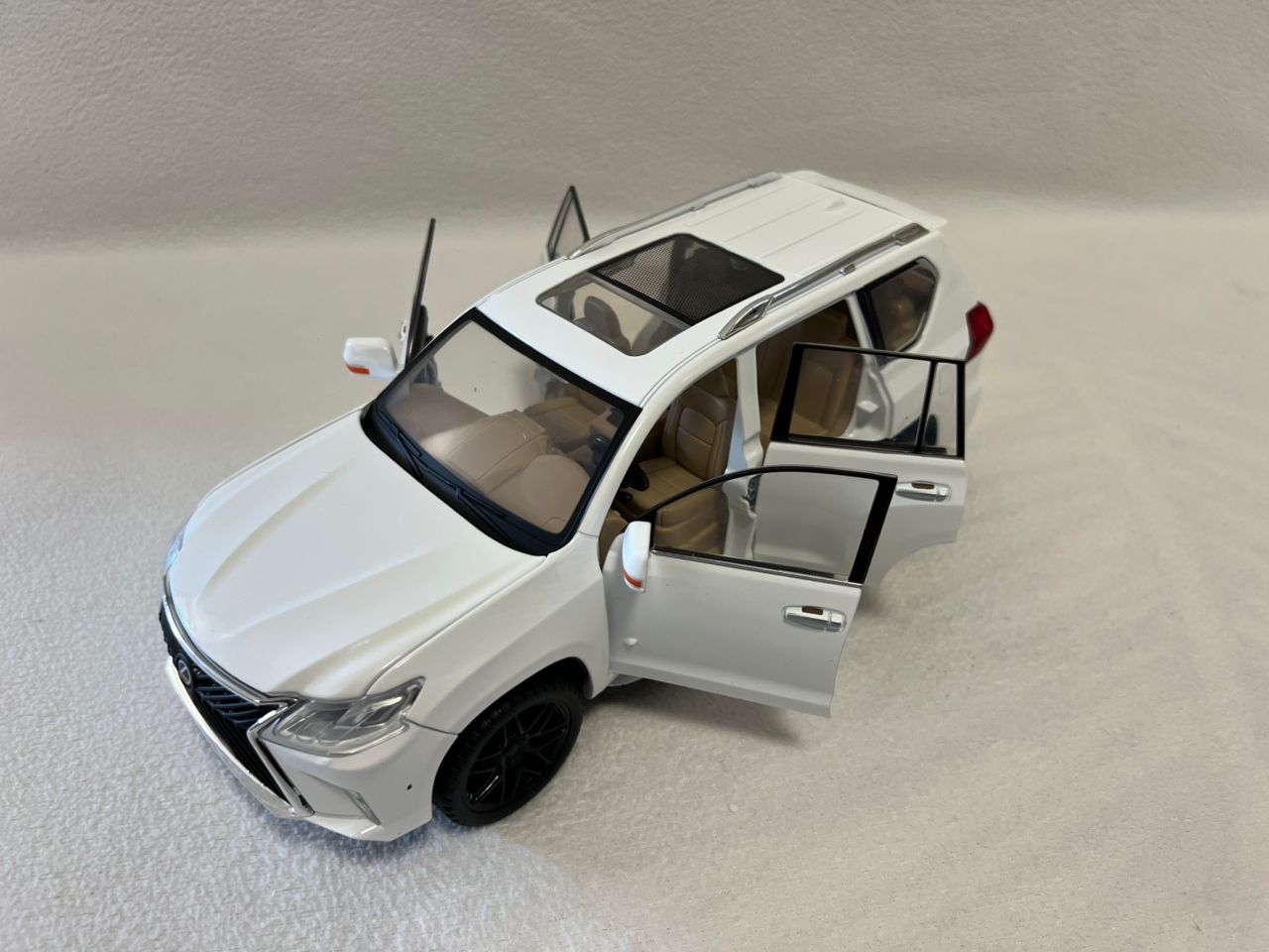 1:18 Lexus LX570 Diecast SUV Model Car – Large Alloy Off-Road Vehicle with Sound & Light