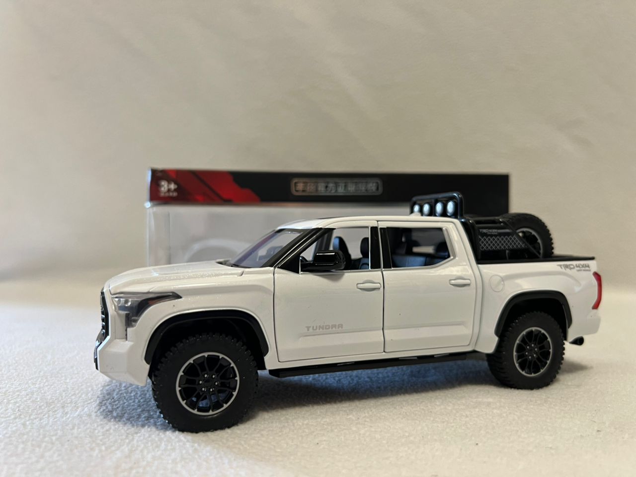 Toyota Tundra TRD Off-Road 4×4 1:24 Scale Diecast Black