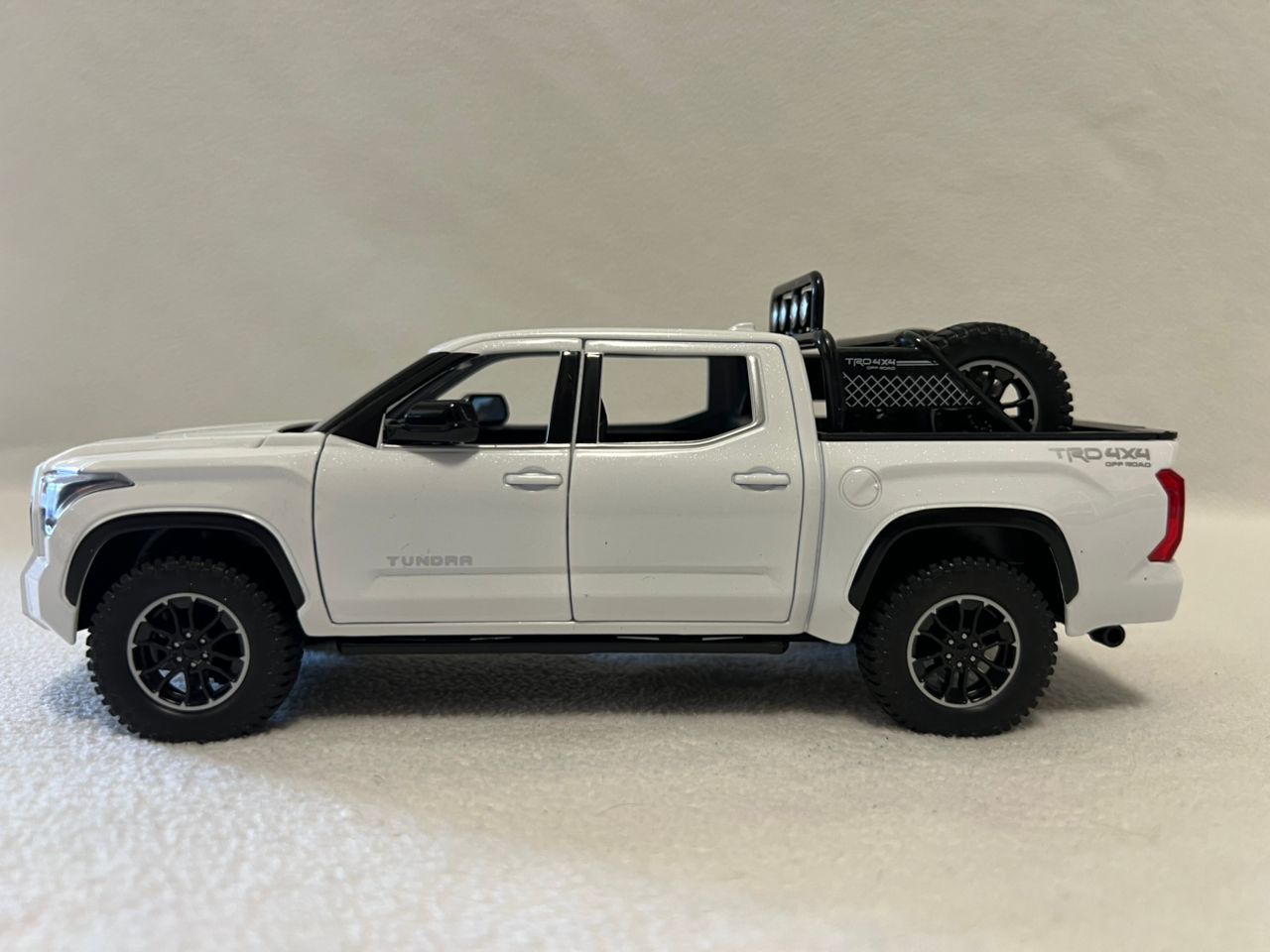 Toyota Tundra TRD Off-Road 4×4 1:24 Scale Diecast Black
