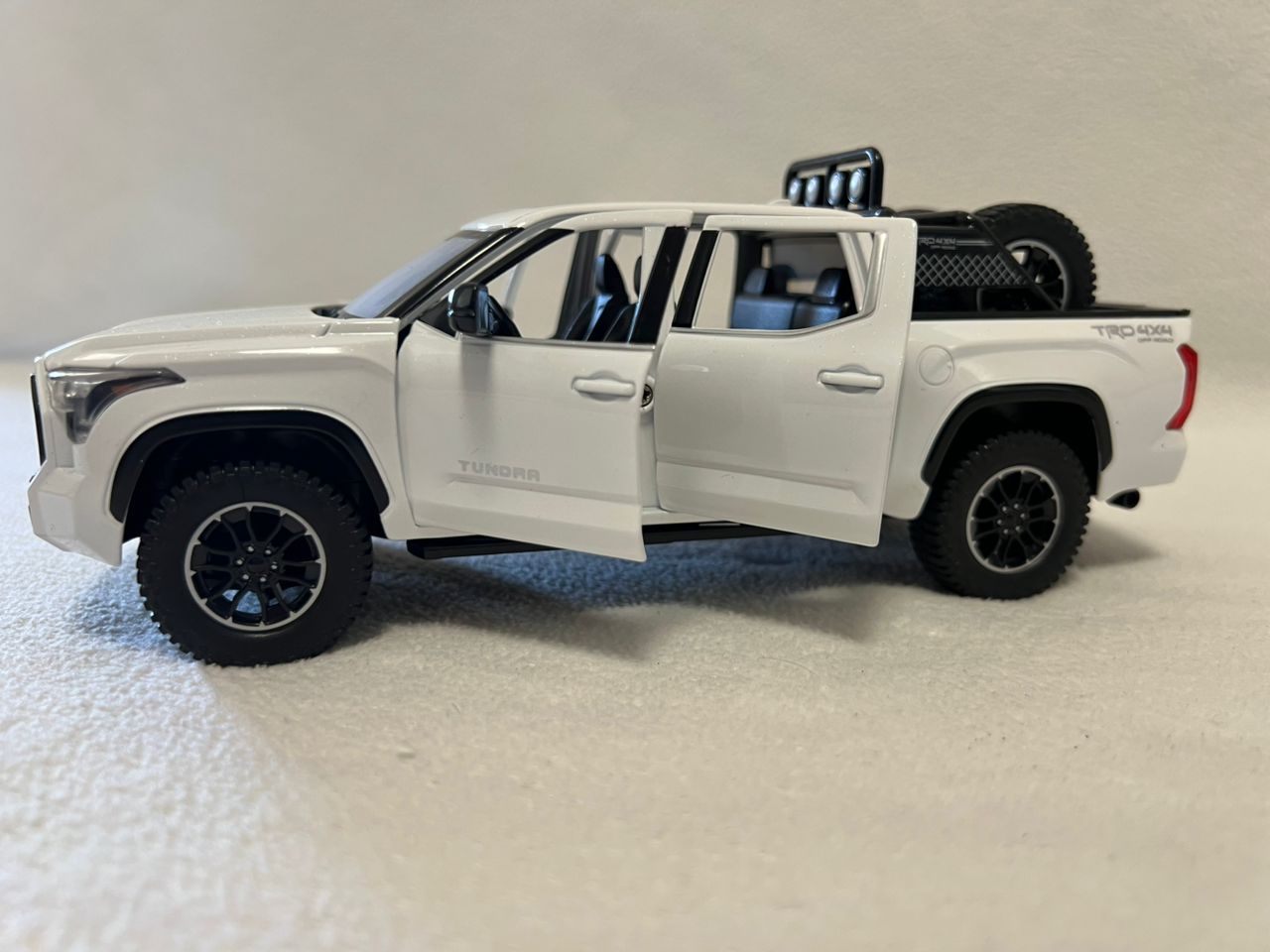 Toyota Tundra TRD Off-Road 4×4 1:24 Scale Diecast Black
