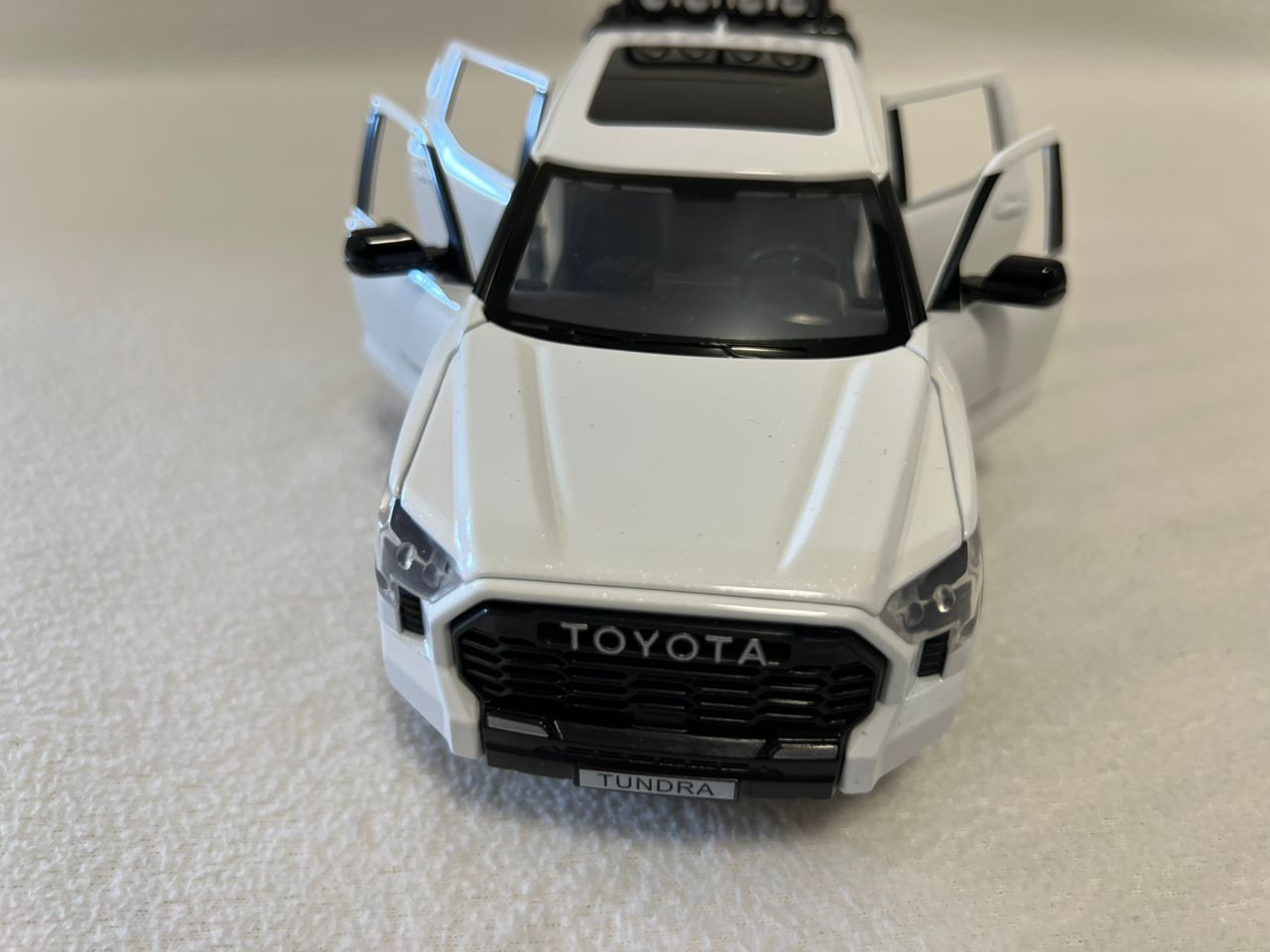 Toyota Tundra TRD Off-Road 4×4 1:24 Scale Diecast Black