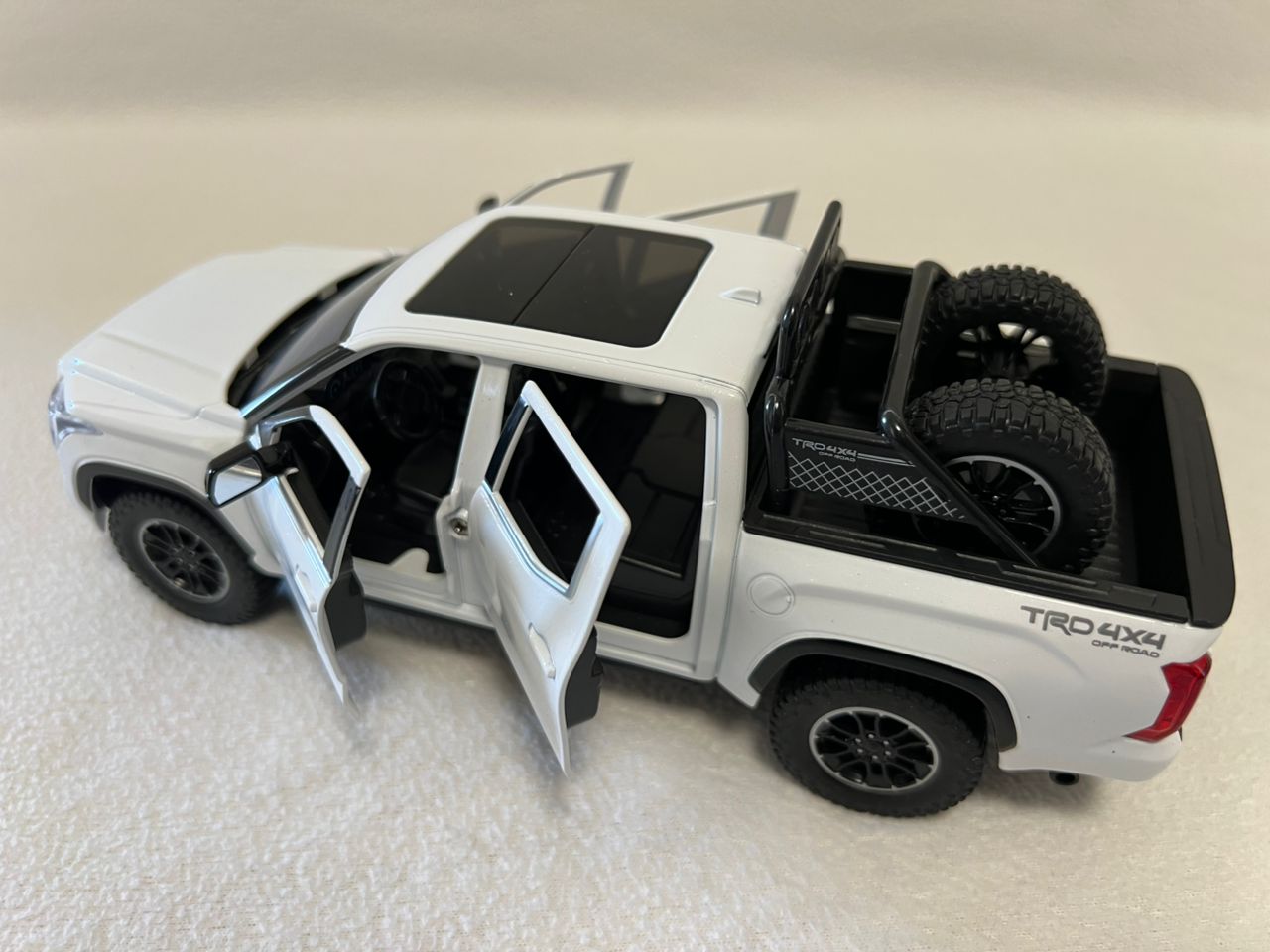 Toyota Tundra TRD Off-Road 4×4 1:24 Scale Diecast Black