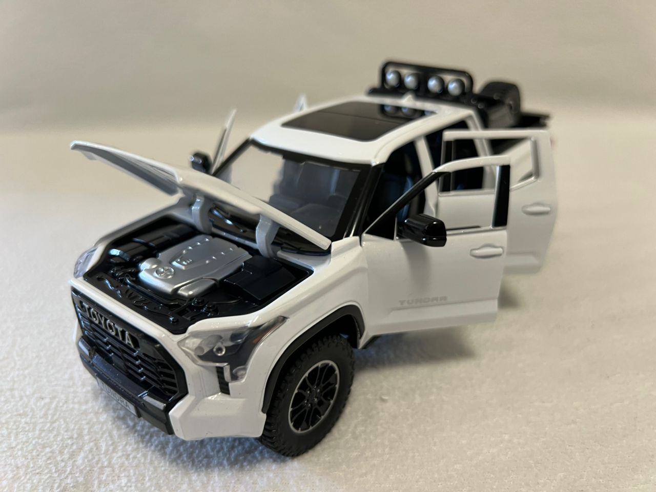 Toyota Tundra TRD Off-Road 4×4 1:24 Scale Diecast Black