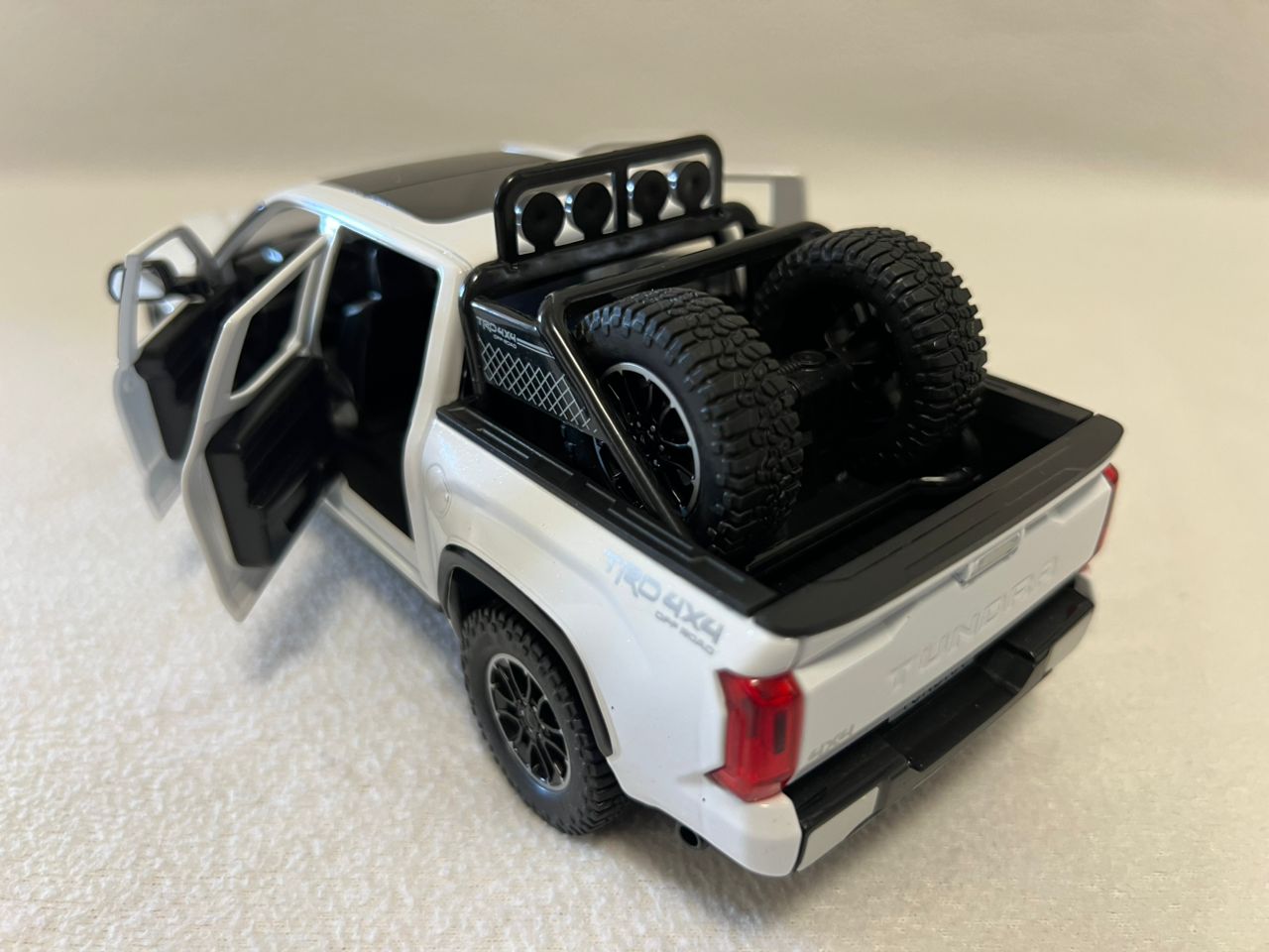 Toyota Tundra TRD Off-Road 4×4 1:24 Scale Diecast Black