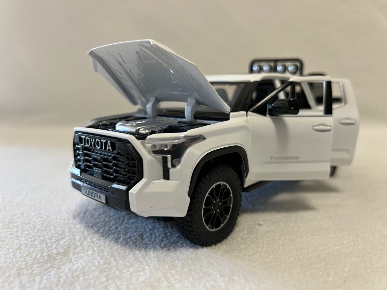 Toyota Tundra TRD Off-Road 4×4 1:24 Scale Diecast Black