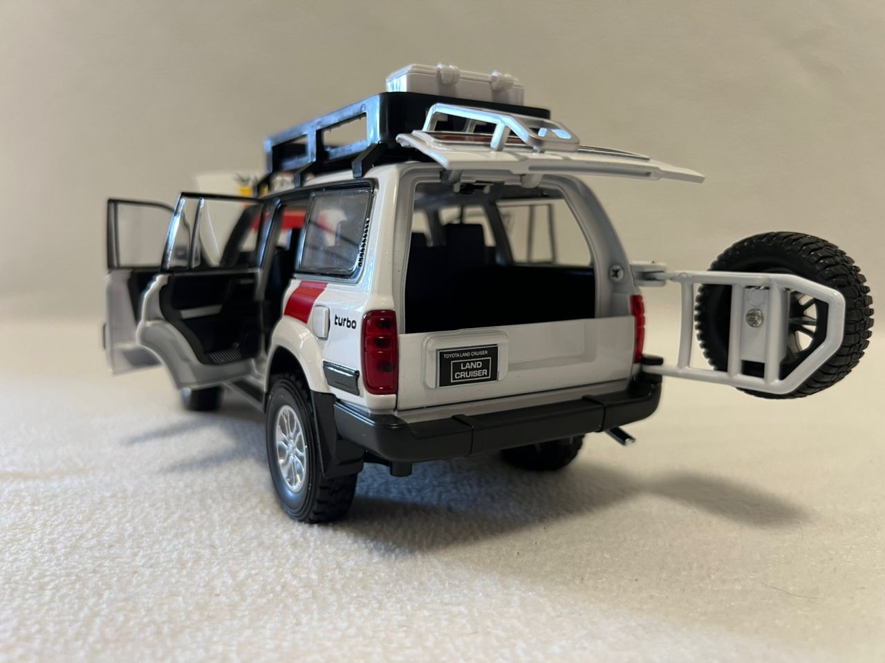 Toyota Land Cruiser LC80 1:24 Scale Car Model