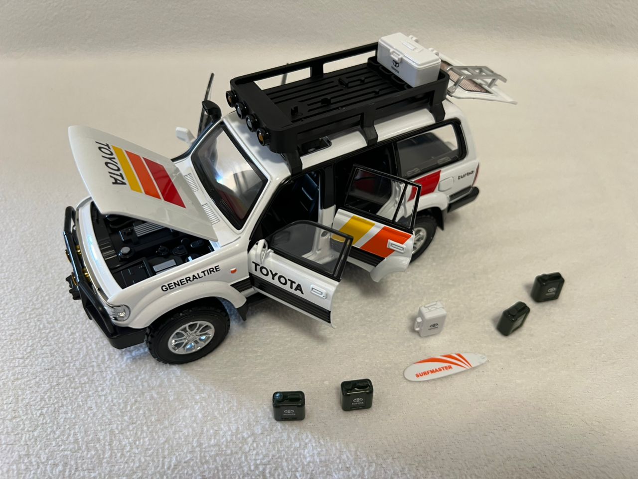 Toyota Land Cruiser LC80 1:24 Scale Car Model