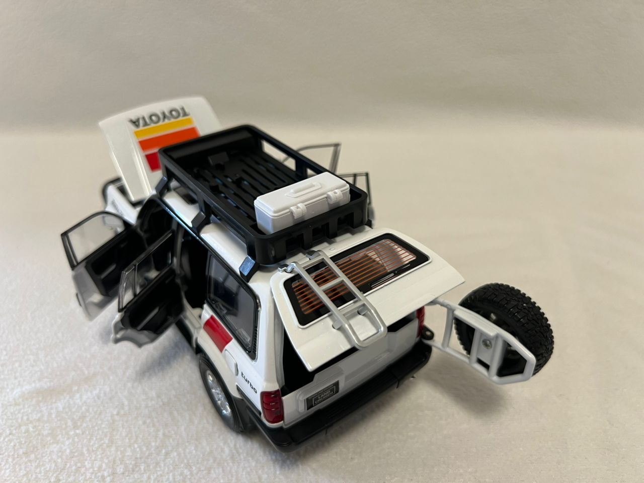 Toyota Land Cruiser LC80 1:24 Scale Car Model