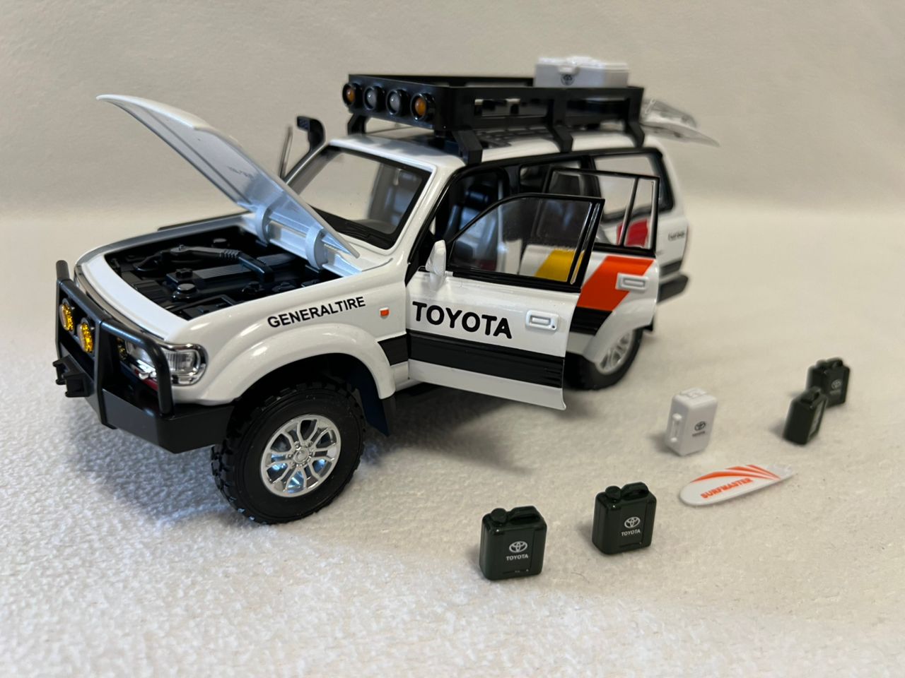 Toyota Land Cruiser LC80 1:24 Scale Car Model