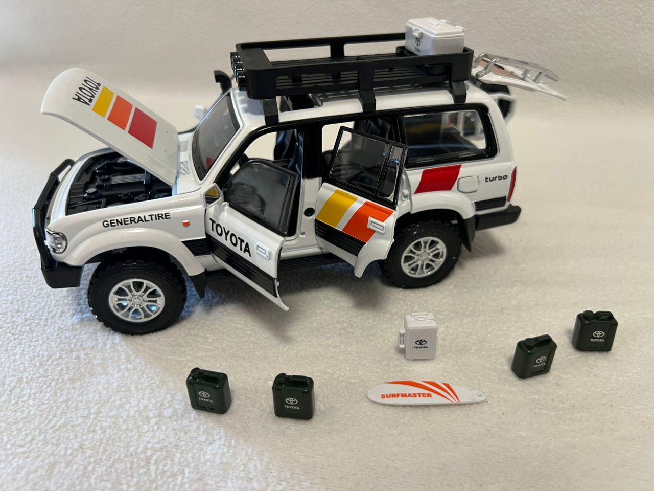 Toyota Land Cruiser LC80 1:24 Scale Car Model
