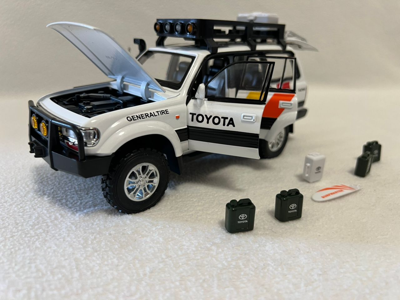 Toyota Land Cruiser LC80 1:24 Scale Car Model