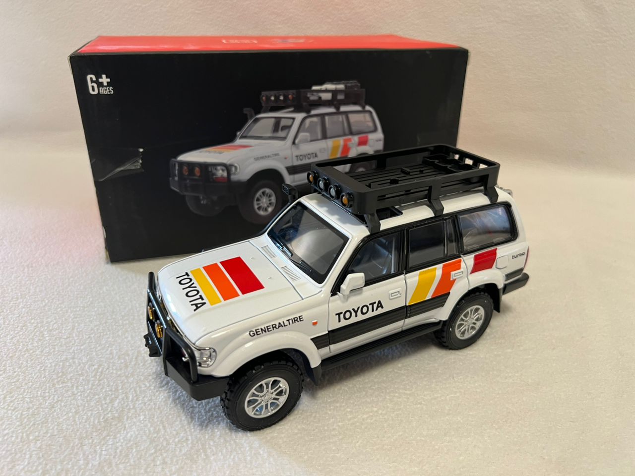 Toyota Land Cruiser LC80 1:24 Scale Car Model