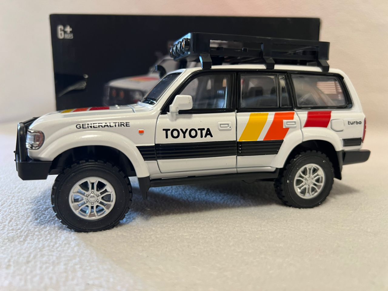 Toyota Land Cruiser LC80 1:24 Scale Car Model