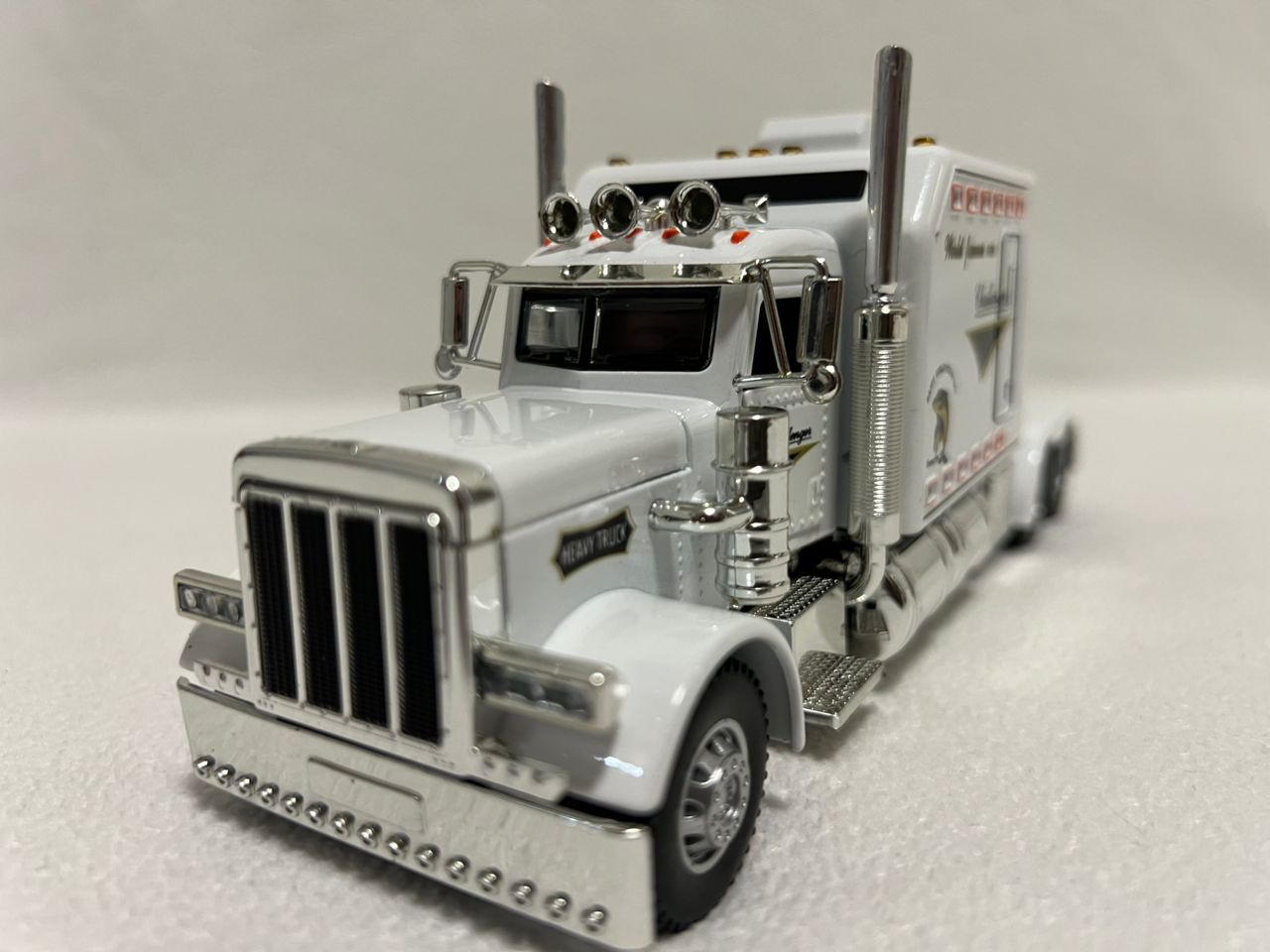 Peterbilt Heavy Truck 389 Model Truck 1:24 Scale Diecast