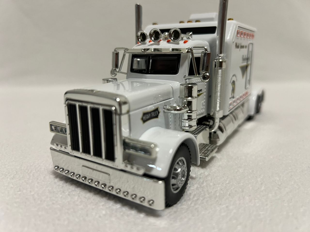 Peterbilt Heavy Truck 389 Model Truck 1:24 Scale Diecast