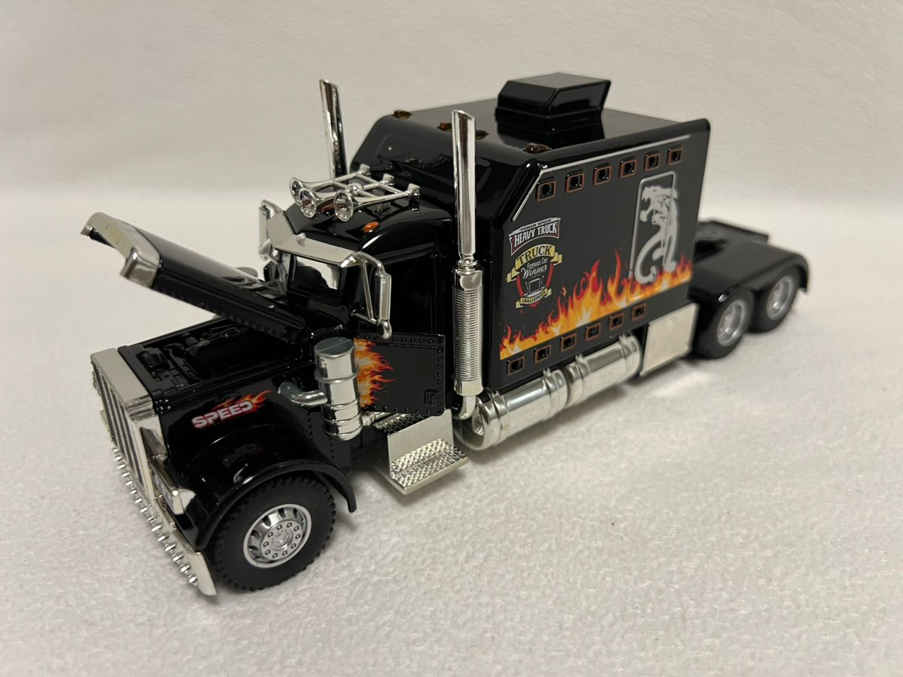Peterbilt Heavy Truck 389 Model Truck 1:24 Scale Diecast