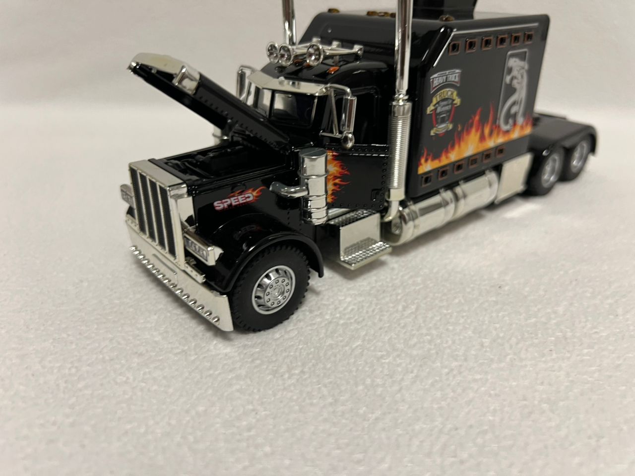 Peterbilt Heavy Truck 389 Model Truck 1:24 Scale Diecast