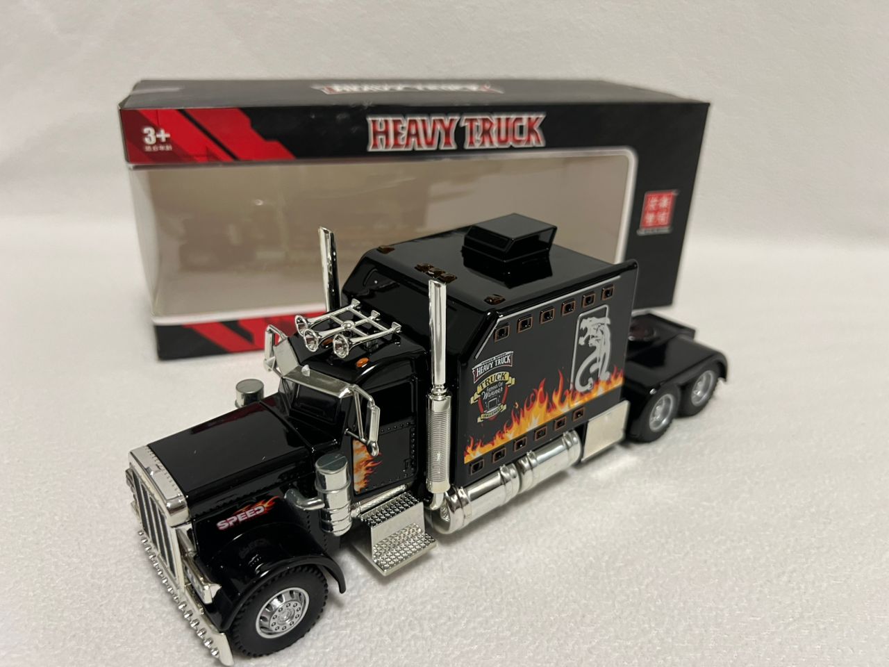 Peterbilt Heavy Truck 389 Model Truck 1:24 Scale Diecast