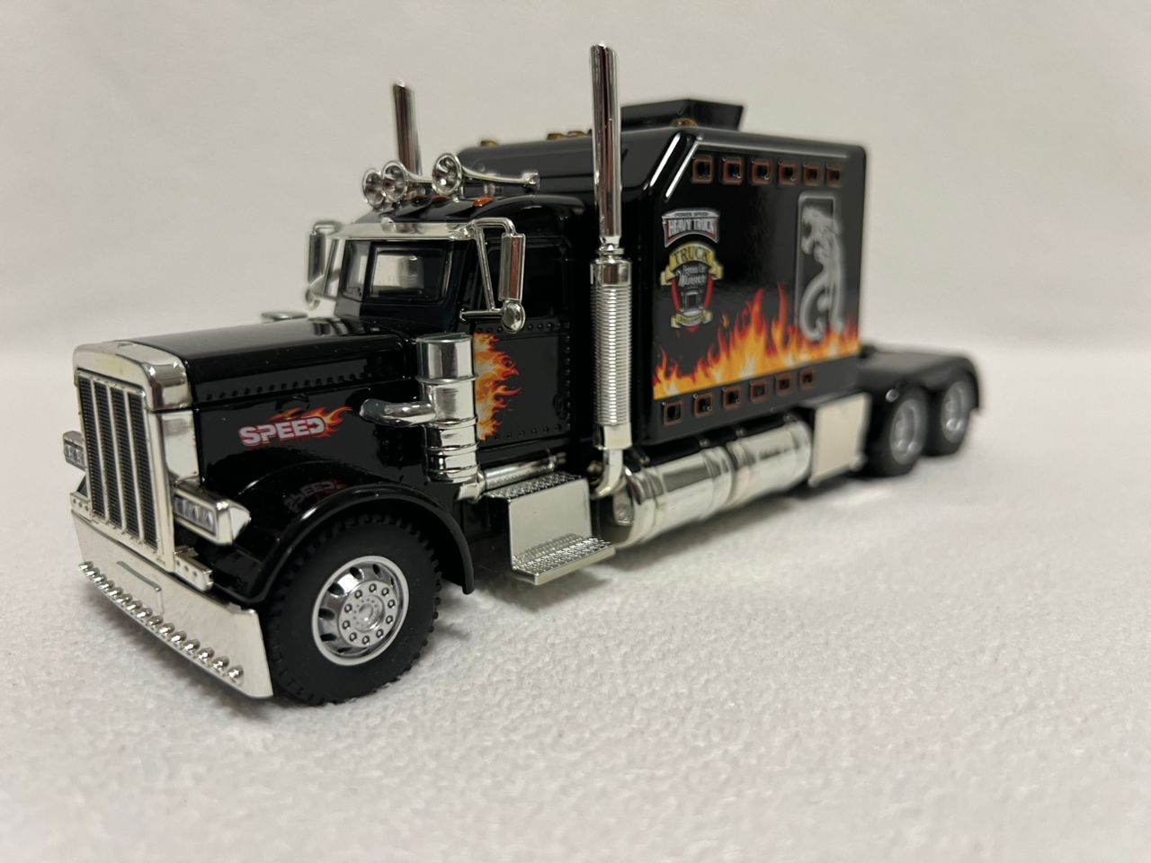Peterbilt Heavy Truck 389 Model Truck 1:24 Scale Diecast
