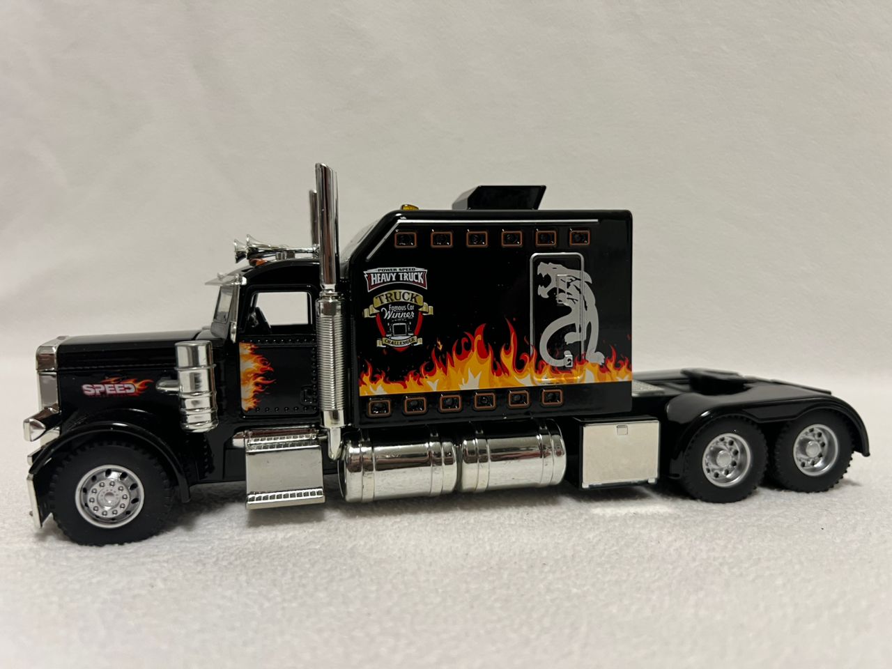 Peterbilt Heavy Truck 389 Model Truck 1:24 Scale Diecast