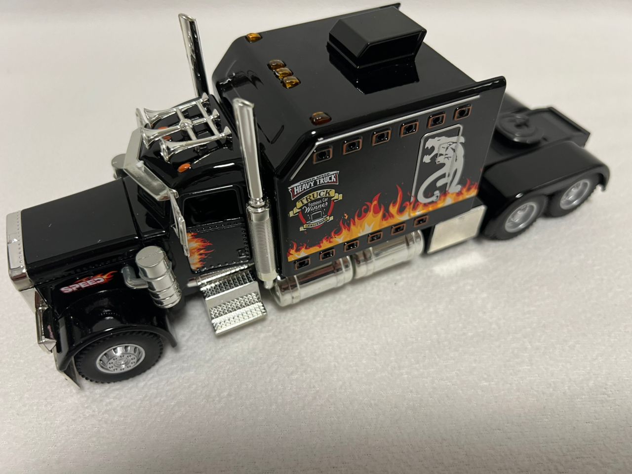 Peterbilt Heavy Truck 389 Model Truck 1:24 Scale Diecast