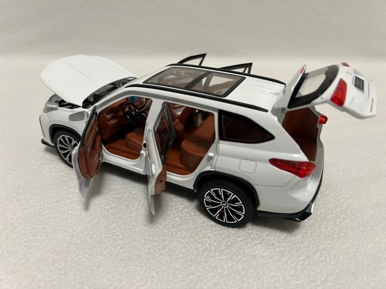 1:24 Toyota Highlander SUV Diecast Alloy Model Car – Sound & Light Collectible Toy