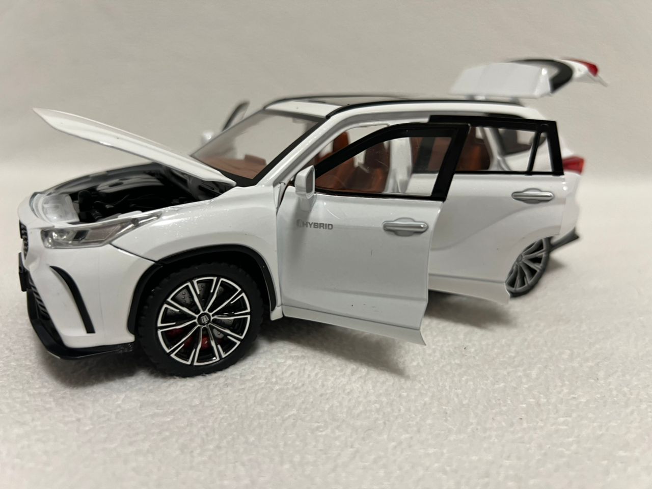 1:24 Toyota Highlander SUV Diecast Alloy Model Car – Sound & Light Collectible Toy