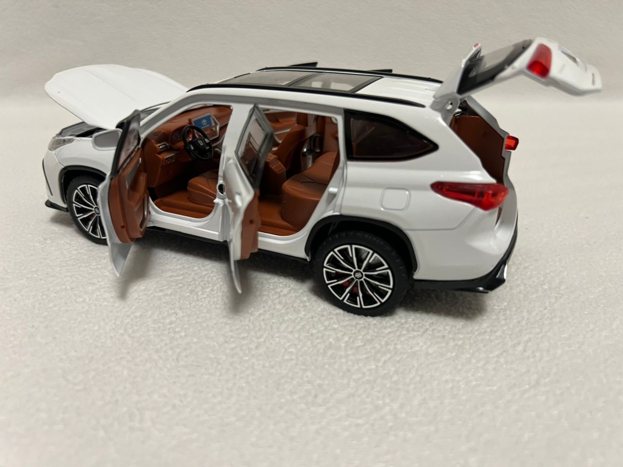 1:24 Toyota Highlander SUV Diecast Alloy Model Car – Sound & Light Collectible Toy