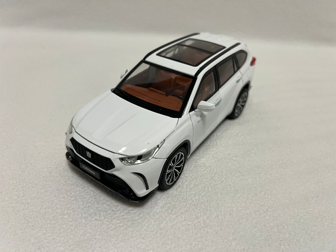 1:24 Toyota Highlander SUV Diecast Alloy Model Car – Sound & Light Collectible Toy