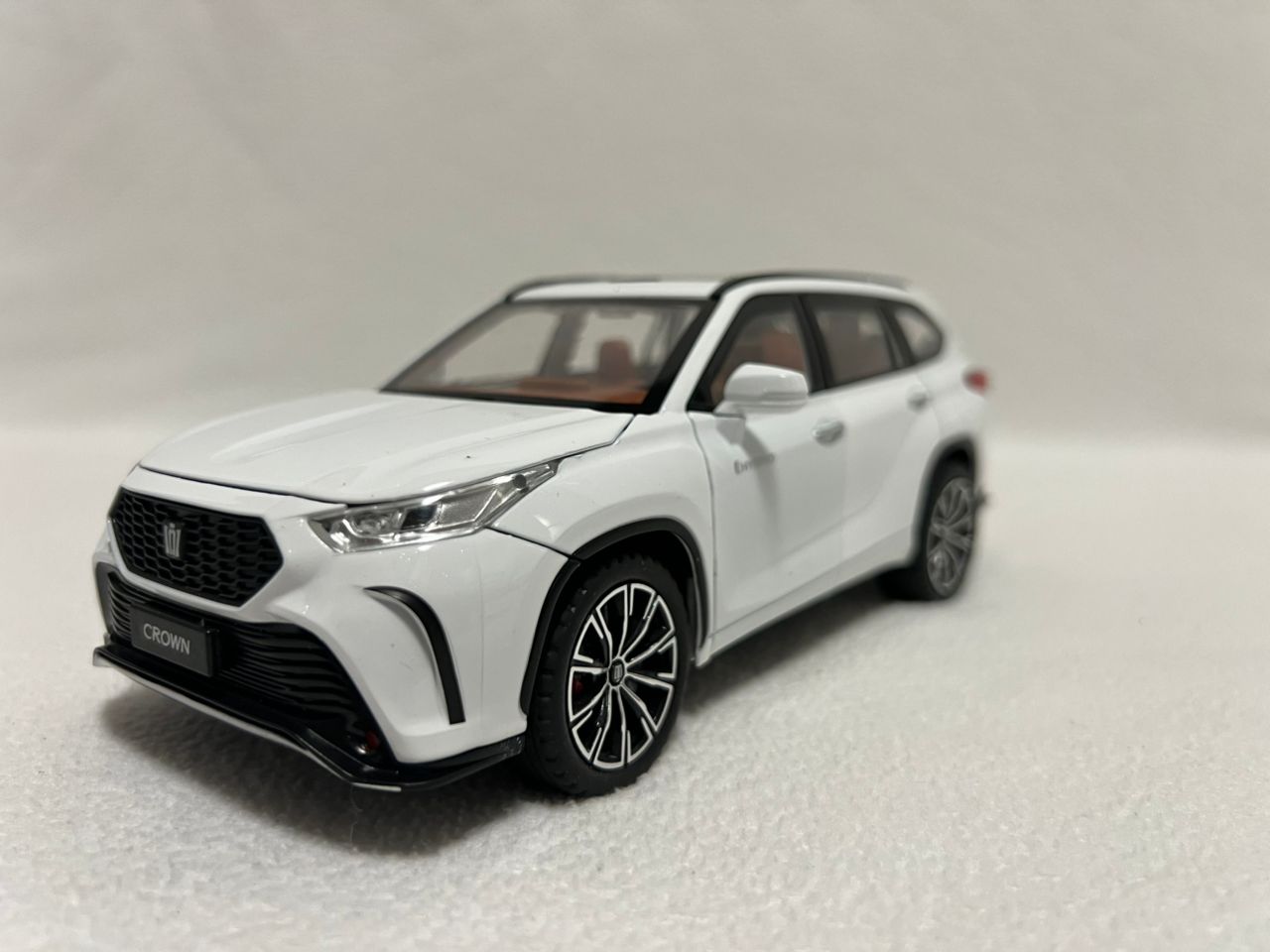 1:24 Toyota Highlander SUV Diecast Alloy Model Car – Sound & Light Collectible Toy