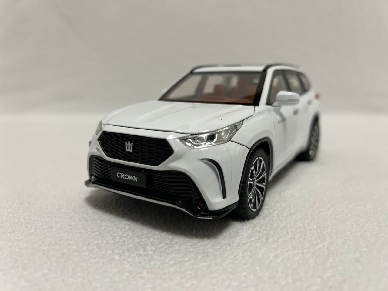 1:24 Toyota Highlander SUV Diecast Alloy Model Car – Sound & Light Collectible Toy