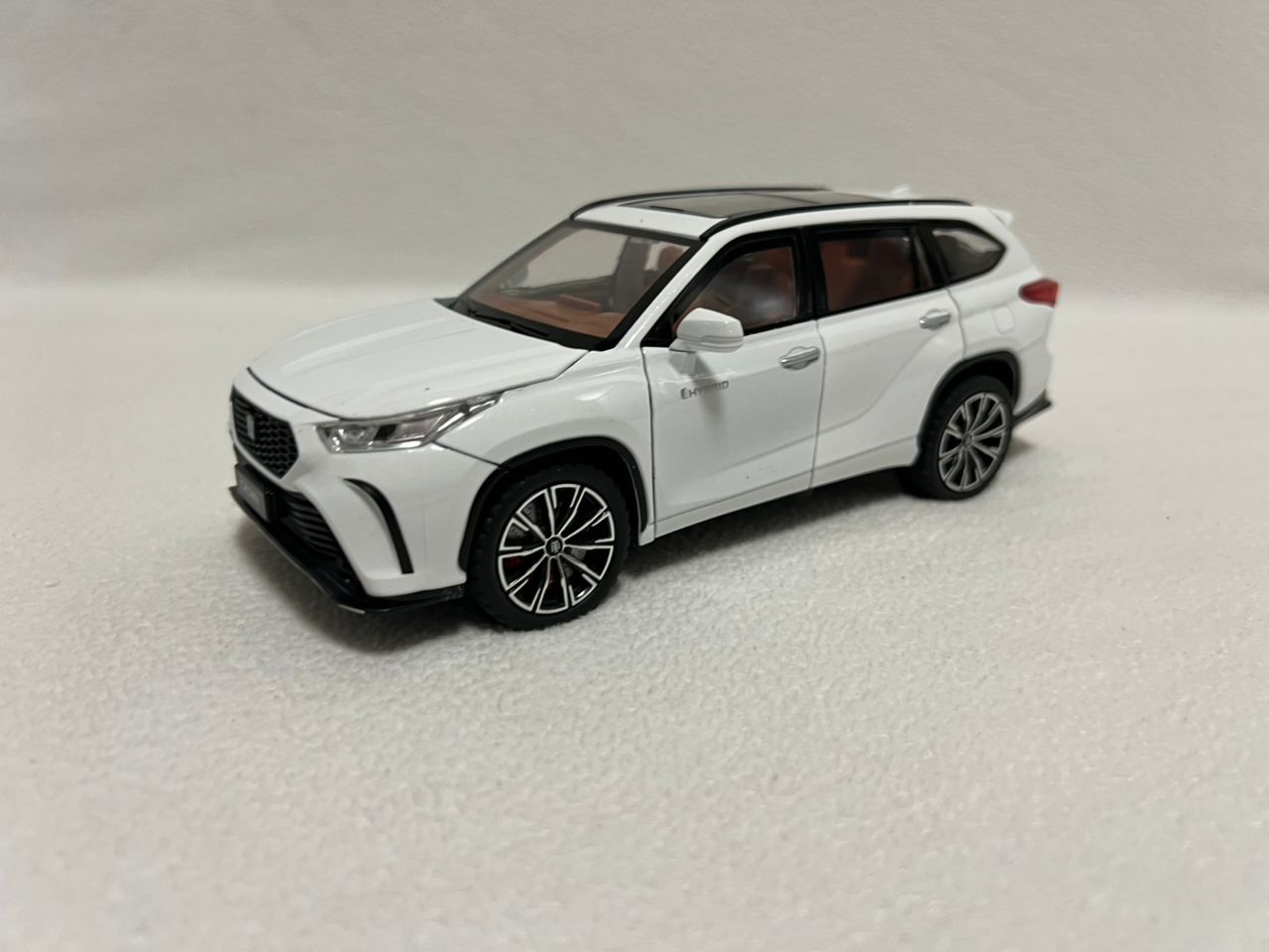 1:24 Toyota Highlander SUV Diecast Alloy Model Car – Sound & Light Collectible Toy