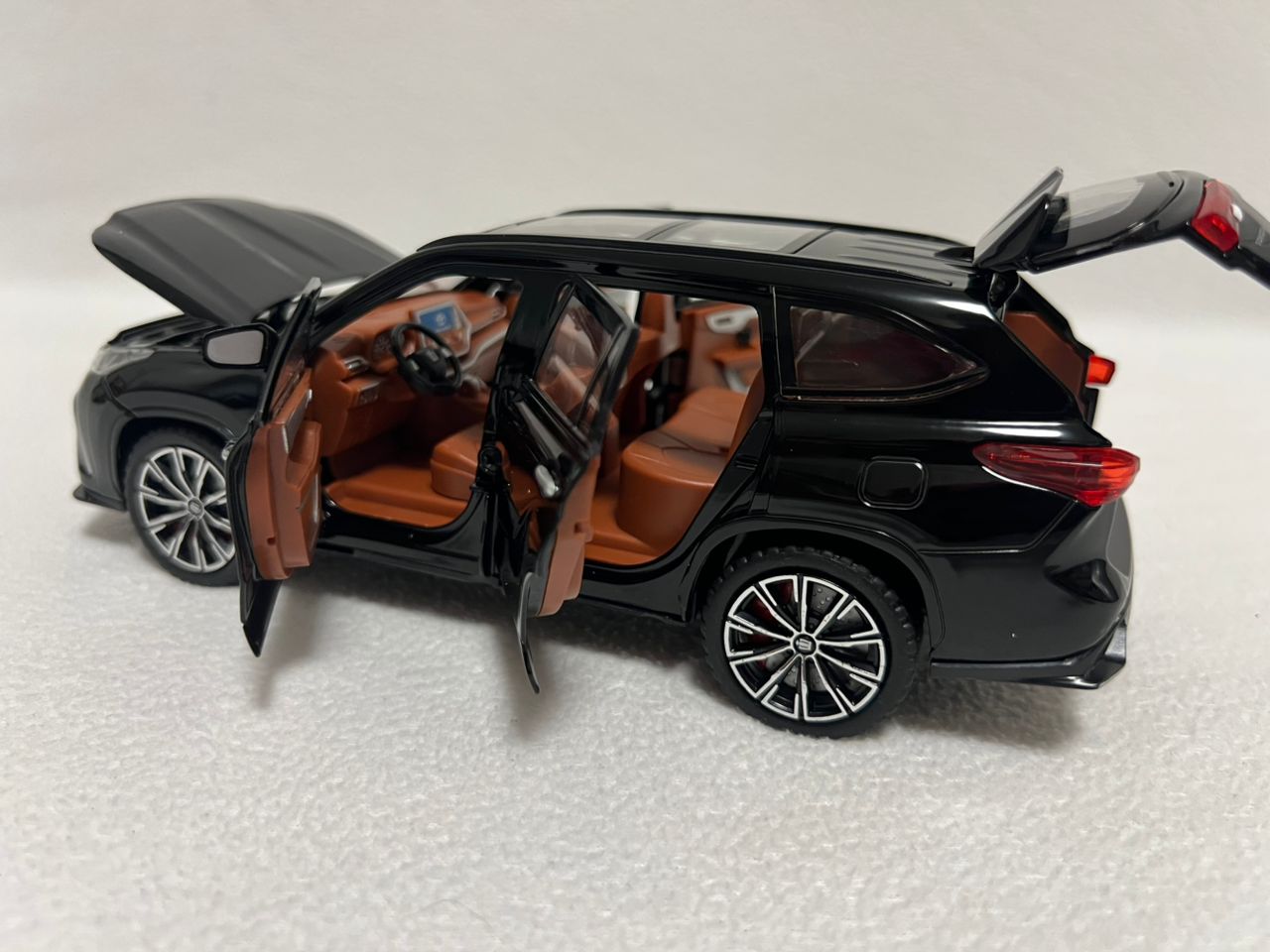 1:24 Toyota Highlander SUV Diecast Alloy Model Car – Sound & Light Collectible Toy