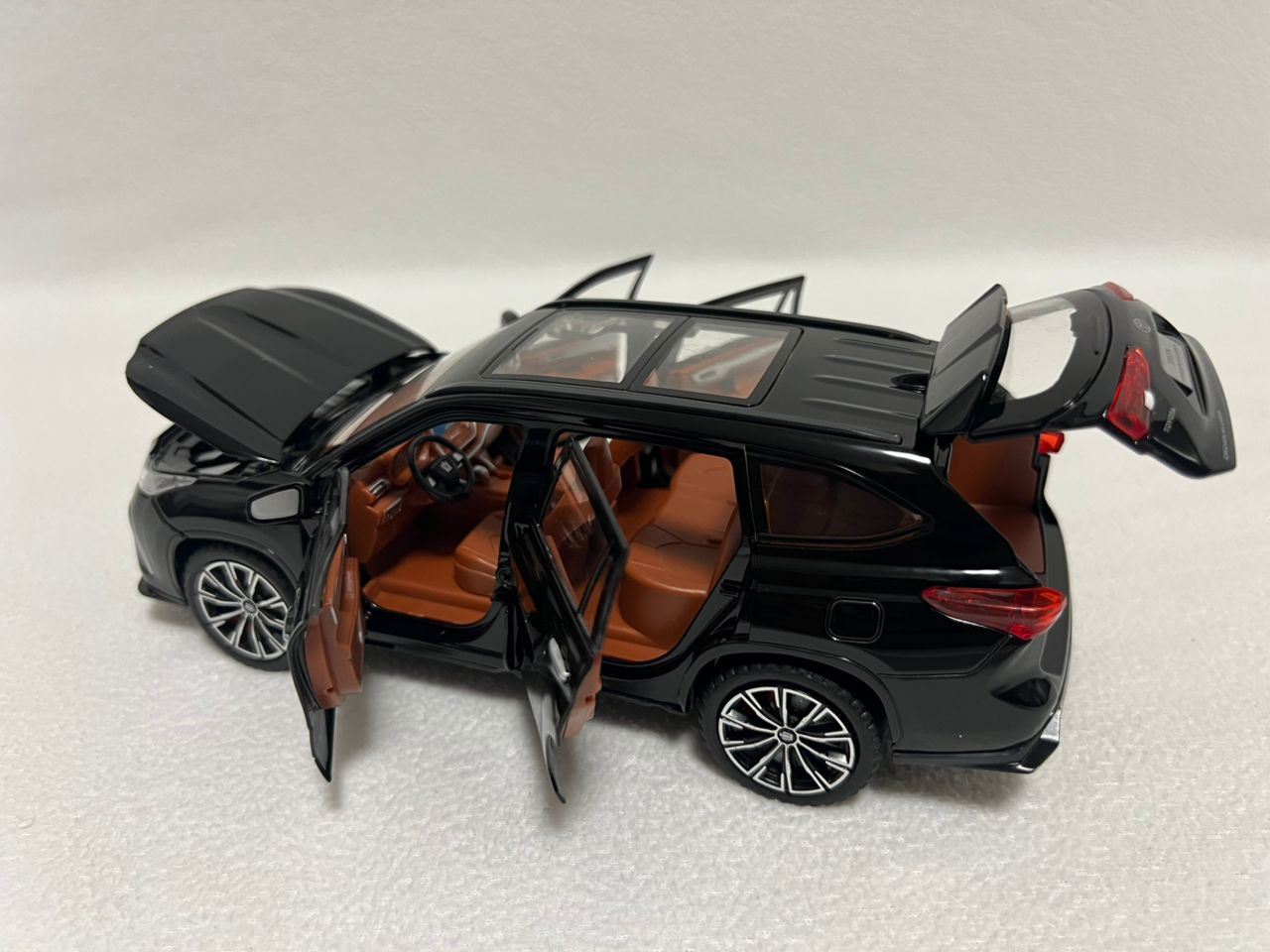 1:24 Toyota Highlander SUV Diecast Alloy Model Car – Sound & Light Collectible Toy