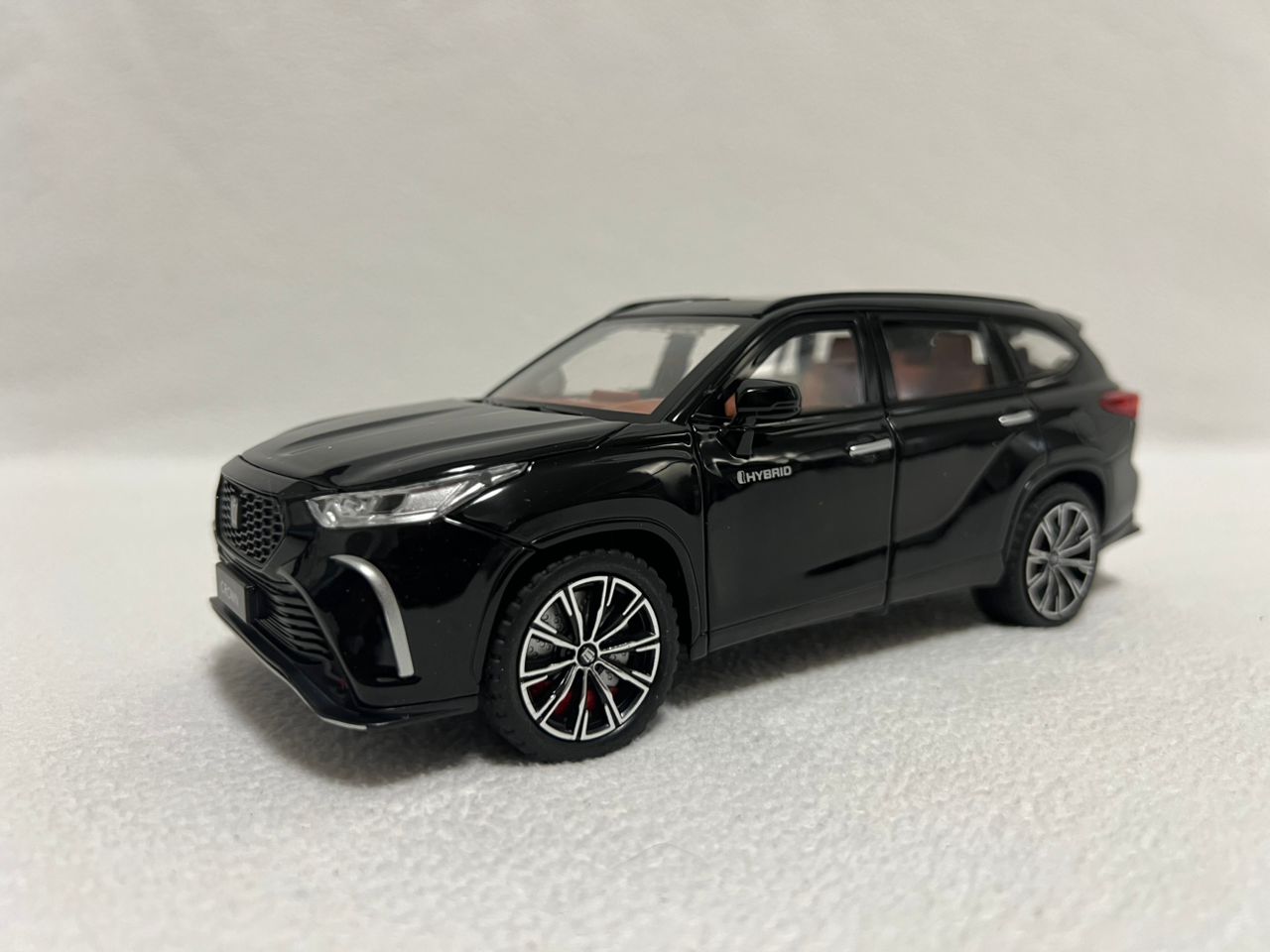 1:24 Toyota Highlander SUV Diecast Alloy Model Car – Sound & Light Collectible Toy