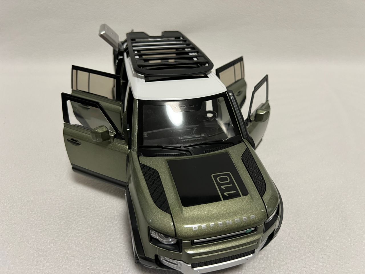1:18 Land Rover Defender 110 Diecast Model Car – Alloy SUV with Sound & Light Collectible Toy Gift