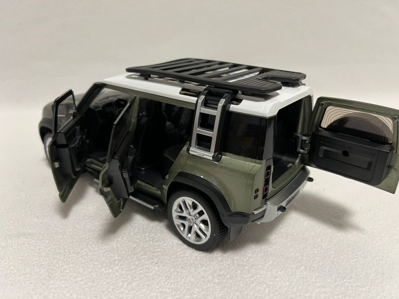 1:18 Land Rover Defender 110 Diecast Model Car – Alloy SUV with Sound & Light Collectible Toy Gift