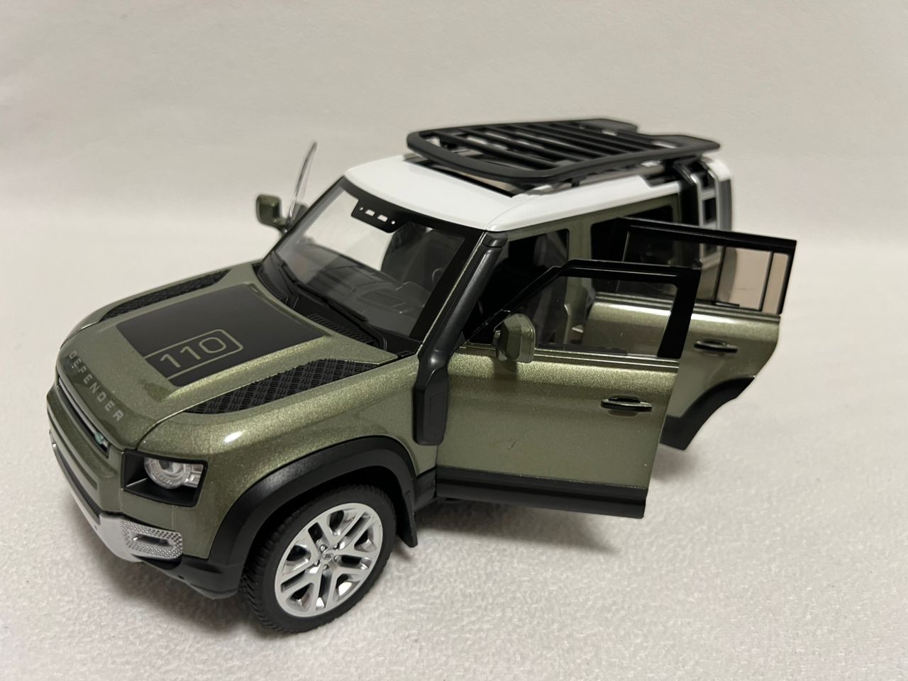 1:18 Land Rover Defender 110 Diecast Model Car – Alloy SUV with Sound & Light Collectible Toy Gift